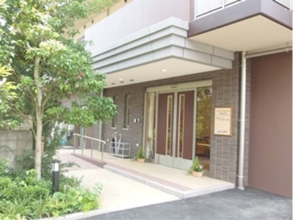 エントランスの明るい外観