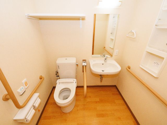 バリアフリートイレ空間 トイレ 安全な手すりが完備された清潔なトイレ空間です。スタッフと利用者の安心を支える環境が整っております。