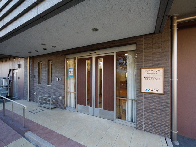 エントランスの外観 エントランス バリアフリー設計のエントランスは、通行しやすく、明るい雰囲気を提供しております。チームワークを大切にするスタッフが皆様をお迎えします。