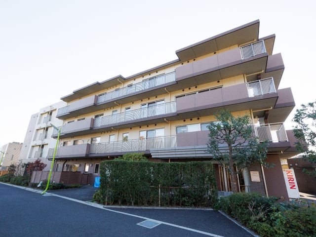 清潔感のある建物外観 外観 モダンなデザインの建物は、暮らしやすい環境を提供しています。清潔感があり、緑も豊かでリフレッシュできる場所です。