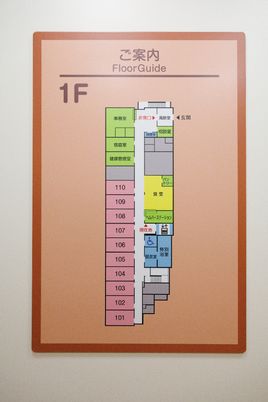案内図が掲示された壁面