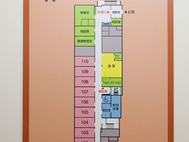 案内図が掲示された壁面 案内図 見やすい案内図で、各部屋や機能の配置が一目で把握できます。迷うことなくスムーズにお仕事を進められる環境が整っています。