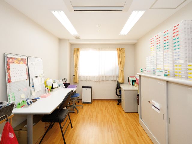 明るい職員室 健康管理室 整理整頓された職員室は、日々の業務を効率的に進めるための環境が整っています。スタッフのコミュニケーションも活発です。