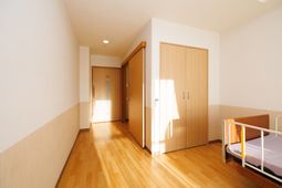 明るい居室の様子