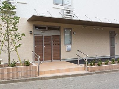 手すり付きの玄関