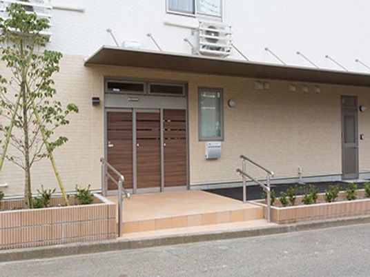 手すり付きの玄関