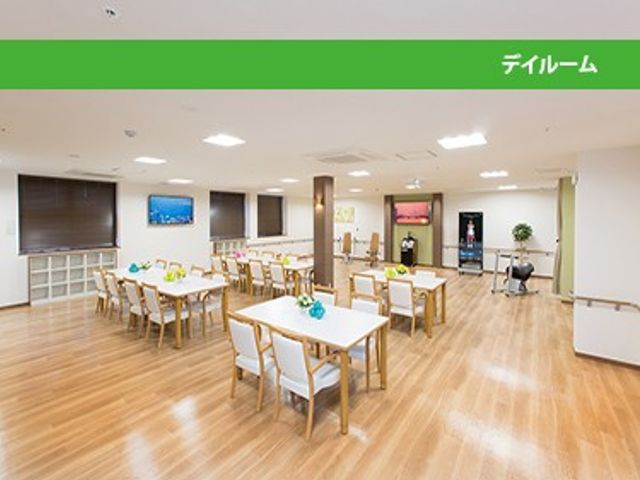 明るい食堂 食堂   木目調の床が広がる明るい食堂です。テーブル配置にゆとりがあり、車椅子でも移動しやすそうです。