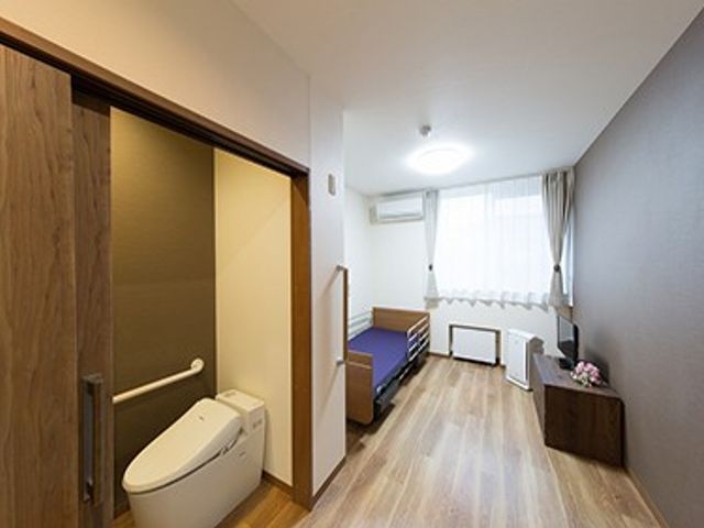 広々とした居室 居室 広々とした居室には、自然光が差し込み明るい雰囲気です。快適に過ごせる設備が整っています。