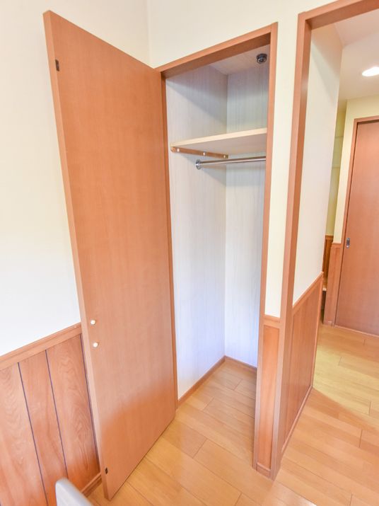 木製の開閉式クローゼット