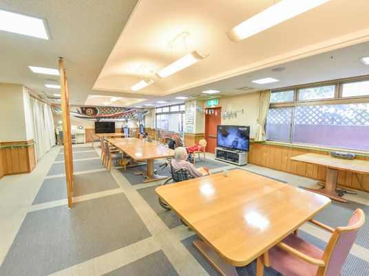 広々とした明るい食堂
