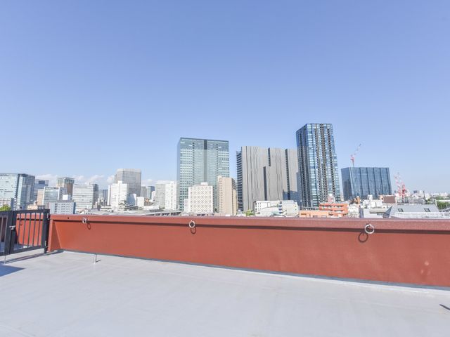 都市の景色を望む屋上