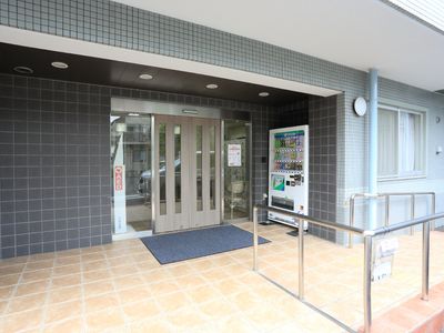 エントランスの自動ドアと自動販売機
