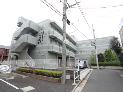 グレーの建物外観