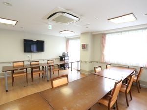 広々とした明るい食堂