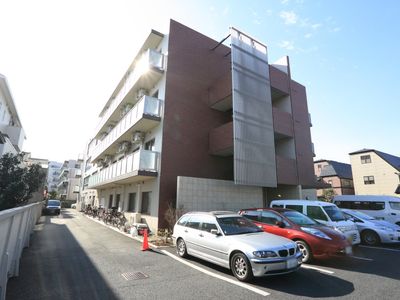 明るい日差しの外観