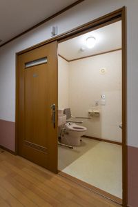 バリアフリー設計のトイレ