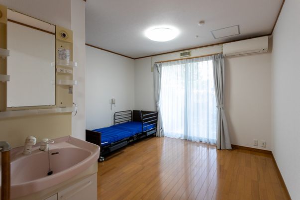 整った個室の居室
