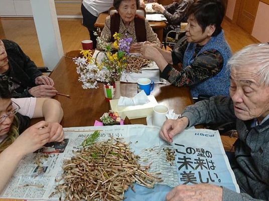 手作業をしている人々