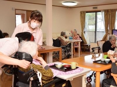 明るい食堂の様子