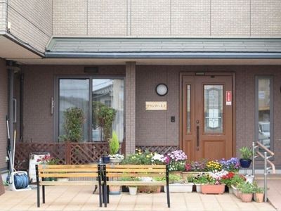 玄関前の花とベンチ
