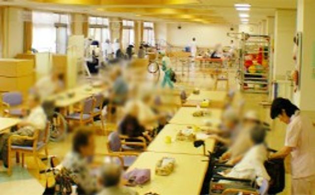 明るいダイニングルーム ダイニングルーム 広々とした明るい空間で、多くの方がリラックスできます。自然光が心地よいです。