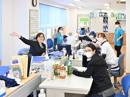 スタッフが集う明るい事務室  