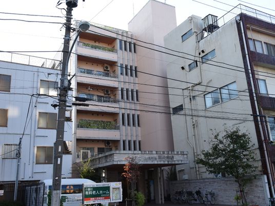 多階層の建物の外観