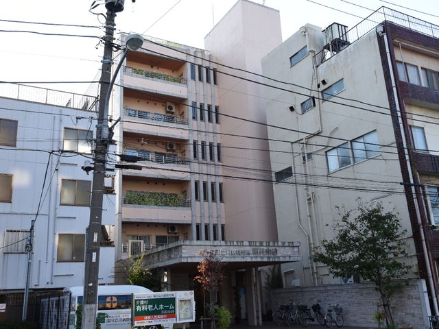 多階層の建物の外観 施設玄関口付近の外観 駅から近い立地にある明るい建物です。通いやすい環境が魅力で、スタッフとしての勤務も快適に感じられます。