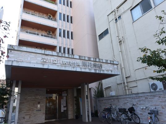 施設入り口とその看板