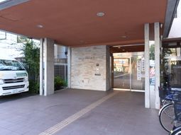 エントランスの明るい風景