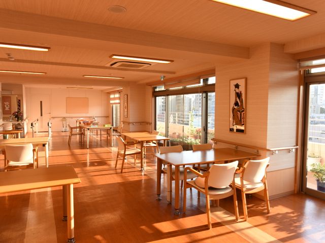 陽当たり良好な居室 複数の絵が飾られた広い部屋 開放的で明るい空間の食堂では、リラックスして食事をお楽しみいただけます。大きな窓からは自然光が差し込み、心地良い環境が広がっています。
