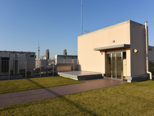 庭付き建物のエントランス