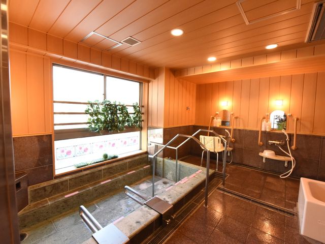 快適な設備の浴室 展望浴室内部の様子 暖かみのある色合いで設計された浴室です。バリアフリー対応の浴槽と車いす対応の洗い場を備え、ゆったりと入浴できる空間を提供しています。