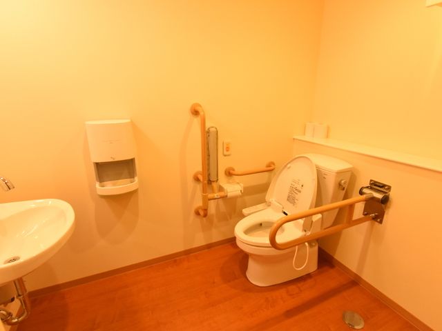バリアフリー設計のトイレ トイレ周辺の様子 手すり付きの広々としたトイレですので、安全にご利用いただけます。明るく清潔感のある空間を大切にしております。