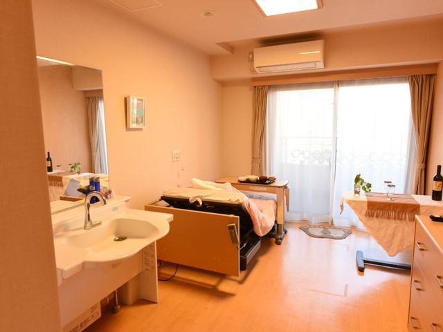 明るい個室の居室 一人用居室の様子 広々とした個室には、日常生活に必要な設備が整っており、家具もきれいに配されています。明るい窓辺では、穏やかなひとときを過ごせることでしょう。