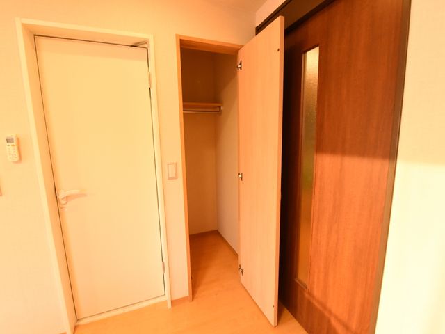 暖色の居室入口 ウォークインクローゼット内部の様子 広々とした明るい居室入口は、出入りしやすくゆとりの空間設計になっております。整った環境での仕事をご希望ならぜひお越しください。