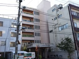 多層建築のエントランス