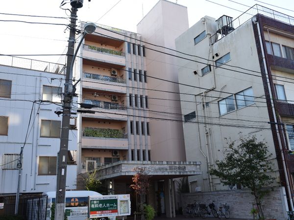 多層建築のエントランス