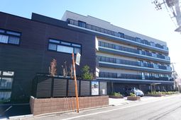 モダンな建物の外観