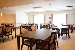 広々とした明るい食堂