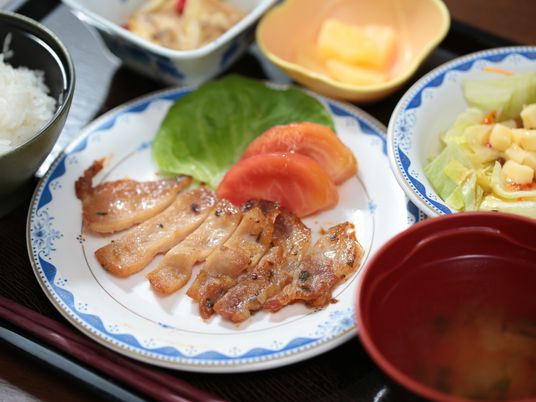 色鮮やかな食事風景