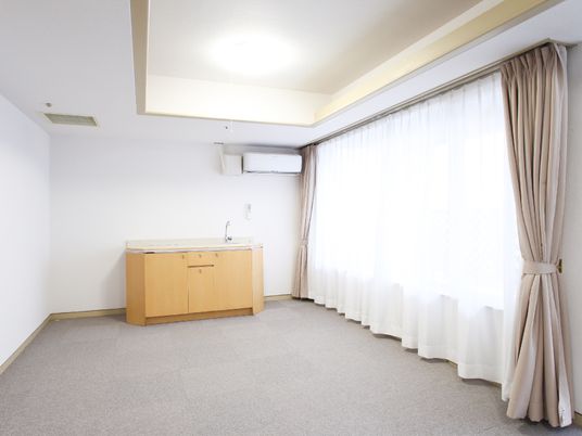 明るい居室の一角