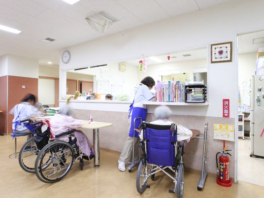 ケアスタッフと利用者の様子