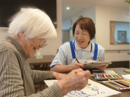 笑顔のスタッフと利用者