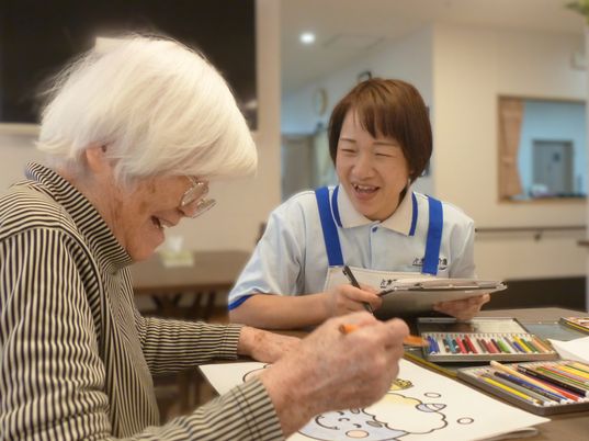 笑顔のスタッフと利用者
