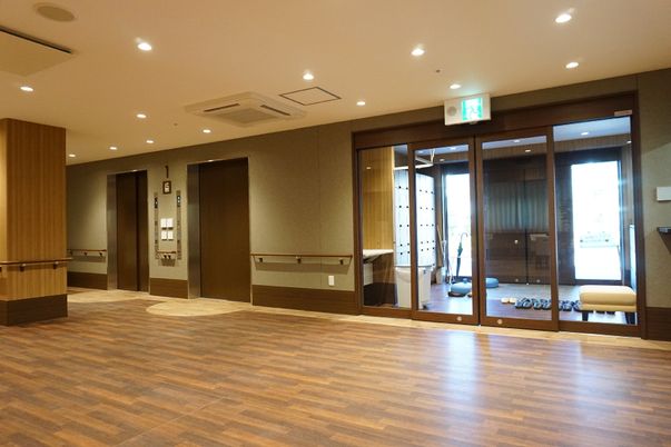 広々とした洗練された廊下