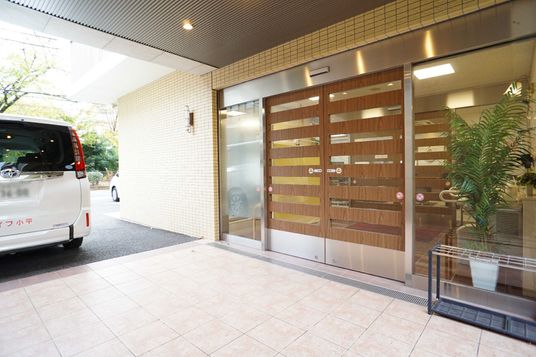 木目調エントランスの正面