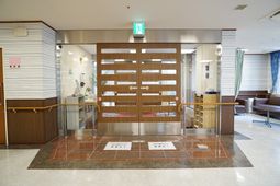 エントランスの明るい風景