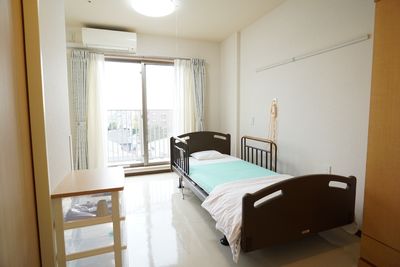 明るい個室の居室