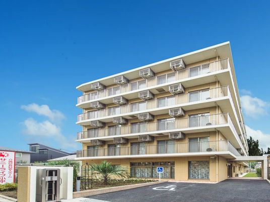 バルコニー付き建物外観  